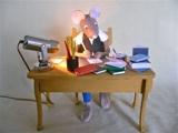 Am Schreibtisch mit Licht